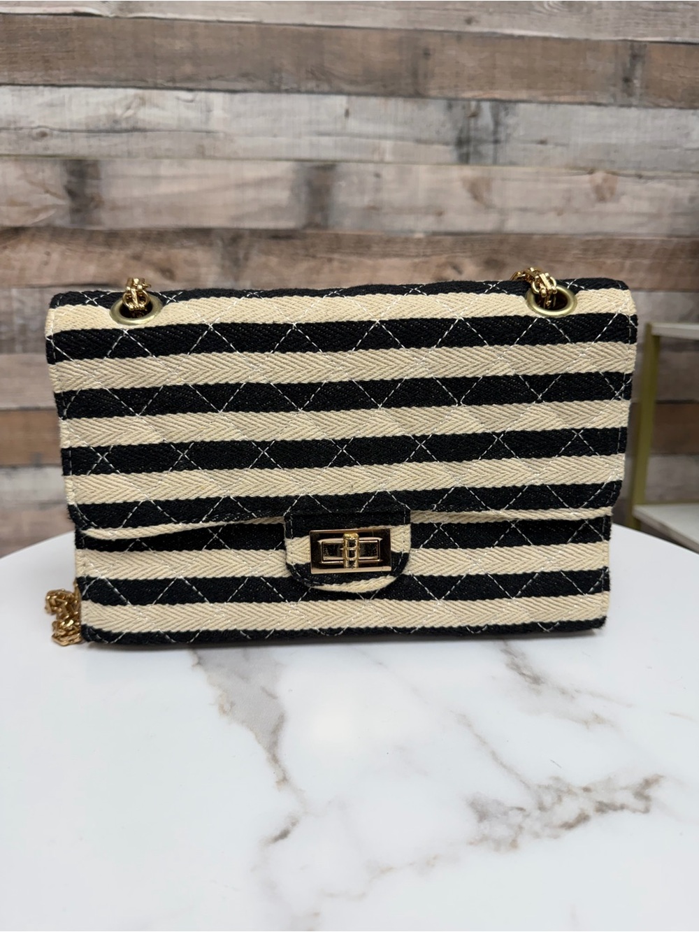 No label cream/black stripped bag with gold chain OS